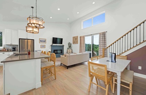 Dry Ridge House | 3-story home for 12 Near Ark w/Hot Tub & Parking!