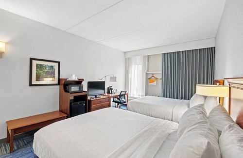 East Texas Hotel | 3 Units w/Breakfast for Exploring Wildwater Kingdom and Dorney Park
