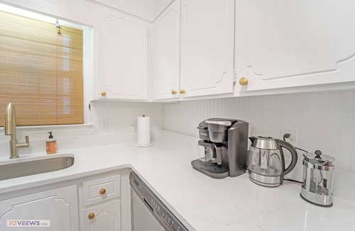 Summerville House | 4 Bdrms 3 Bath 2 Kitchens 2 Laundry Fenced In Yard & More - The Townie