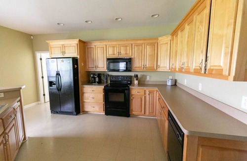 Normandy Cottage | 4 Bedroom cottage on cattle ranch, river access