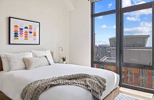 Bluemont Hotel | 4 Units | Modern Stay Rooftop Deck & Spacious Kitchen | Walk to National Mall