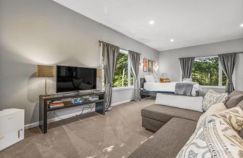 Batesville House | 40 Acre - Mechum Hill Guest Cottage
