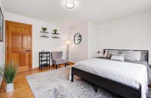 Middletown House | 40 Spacious Sleek Cozy