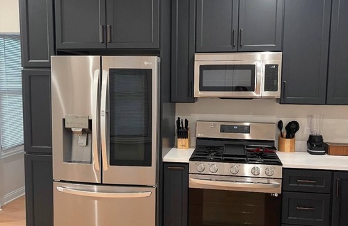 Brookfield House | 5-minute walk to the largest old school arcade in America! Family friendly.