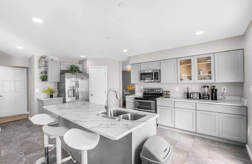 Silver Spring House | 6 Cozy Bedrooms | Peaceful | Modern Interior