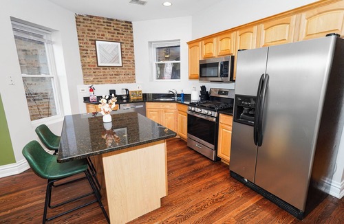 Chicago Hotel | 6 King Bed Duplex with Pool Table - Sleeps 16
