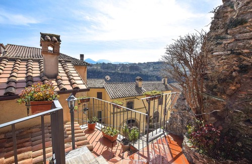 Poggio Nativo House | A vacation home built in 1870 in the Lazio region.