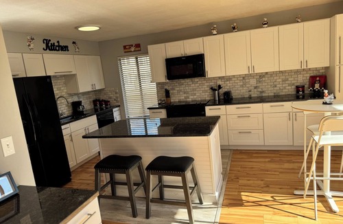 Derby House | A whole house Cozy 2-bedroom in charming Derby with WiFi and AC