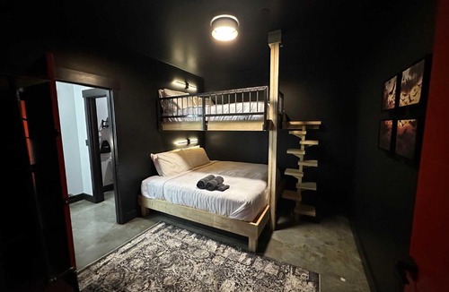 Downtown Louisville Hotel | A12 The Upper Paddock Stretch Suite