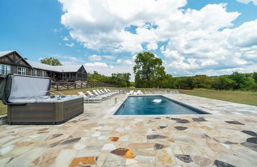 Charlotte House | Above Nashville Rustic Retreat Farm I 200 Acre Farm | Pool&Spa I Services