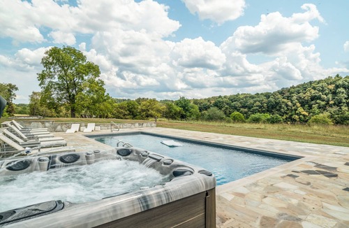 Charlotte House | Above Nashville Rustic Retreat Farm I 200 Acre Farm | Pool&Spa I Services
