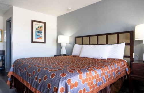 Ocala Hotel | Adventurous Comfort: Pet-Friendly Room Near Silver Springs