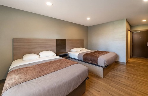 Foxboro Hotel | Affordable Accommodation Near Capron Park Zoo! FREE Breakfast & Parking!