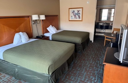Harriman Hotel | Affordable Stay Close to Local Sights & Dining - Free Breakfast and Parking!