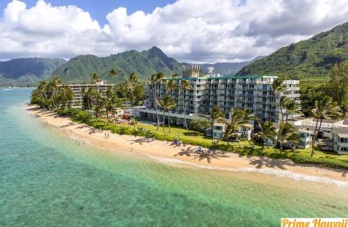 Punaluu House | Amazing Beachfront Condo by Pool