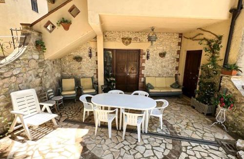 Stroncone House | Antico Leccio Green