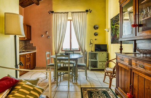 Pietrauta Apartment | Apartment 'Il Grappolo E La Rosa Tea' with Shared Garden and Wi-Fi