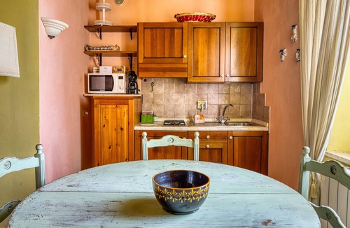 Pietrauta Apartment | Apartment 'Il Grappolo E La Rosa Tea' with Shared Garden and Wi-Fi