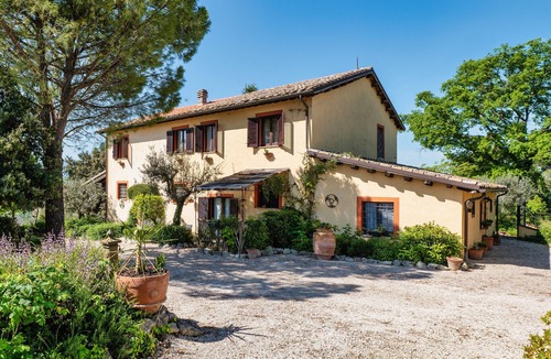 Pietrauta Apartment | Apartment 'Il Grappolo E La Rosa Tea' with Shared Garden and Wi-Fi