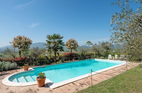 Pietrauta Apartment | Apartment 'Il Grappolo E La Rosa Tea' with Shared Garden and Wi-Fi