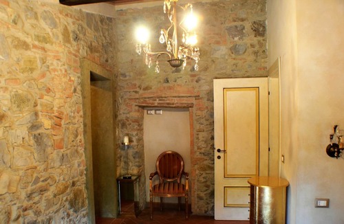 Chianni Villa | Apartment in villa with sauna, WIFI, pool, hot tub, TV, patio, pets allowed, panoramic view, parking