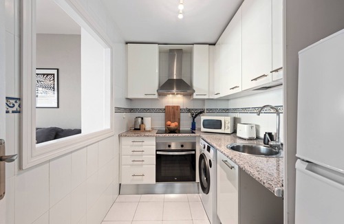 Castillo de Sabinillas Apartment | Apartment 'Kym' with Mountain View, Wi-Fi and Air Conditioning