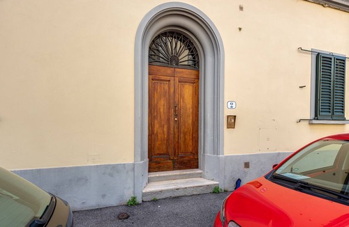 Rovezzano Apartment | Apartment 'La Loggetta Di Leonardo' with Wi-Fi and Air Conditioning