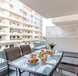 Almeria Apartment | ATP Vega de Acá a 5 minutos de la Playa, Piscina Abierta y Parking Privado Gratis!