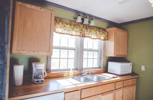 Jacksonville Cabin | Audrey's Abode - Restored log cabin, country setting, minutes from Jacksonville