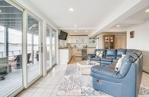 Wareham House | Bayfront Wareham Retreat w/Private Beach!