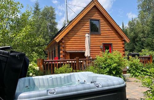 Carroll Villa | BC Log cabin with private beach river fire pit AC wifi onsite trails ski slope views