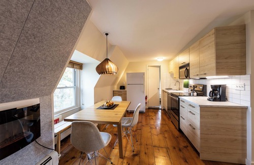 Beacon Apartment | Beacon Top Floor 2BR /creekiside walk to Main St/backyard with fire pit