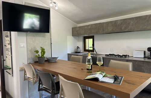 Cologna Spiaggia Villa | Beautiful apartment in villa with A/C, WIFI, hot tub, pool, TV, patio, pets allowed, panoramic view