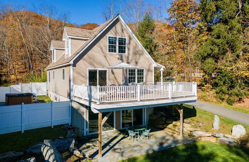 Holmes House | Beautiful Lake View House Overlooking Peaceful Whaley Lake