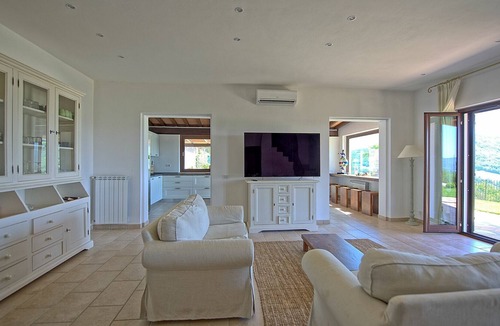 Montone Villa | Beautiful private villa with WIFI, private pool, A/C, TV, patio, panoramic view and parking
