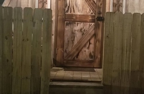 Fort Pierce Villa | Beautiful Rustic Decor - The Den