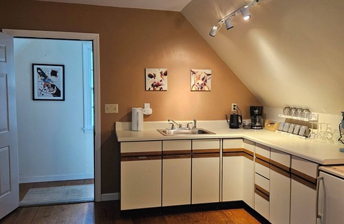 Old Lyme Apartment | Beautuful, private studio apartment with access to hiking trails, kayaks, bikes.