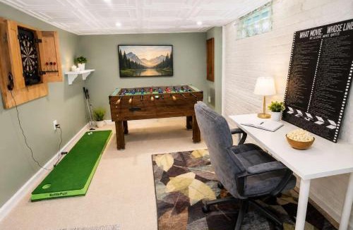 Indianapolis House | Best Location!5BD Spacious Home-BBQ-Foosball-11PPL Downtown Indy IN