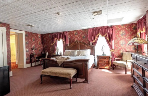 Geneseo Bed & Breakfast | Bethia Room - Big Tree Inn - In-Room Jacuzzi
