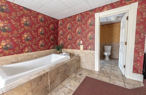 Geneseo Bed & Breakfast | Bethia Room - Big Tree Inn - In-Room Jacuzzi