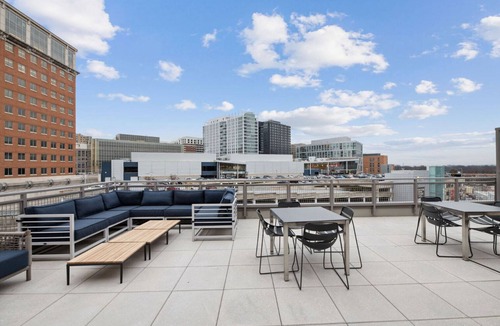 Buckingham Apartment | Blueground | Ballston, roof, nr food + bars