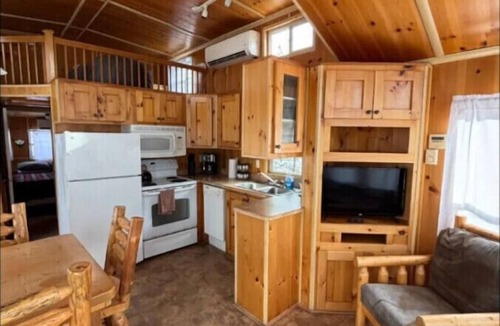 West Newton Apartment | Bourbon Barrel Cabin on Lake Near Airport Downtown