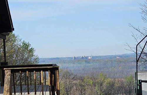 Carbondale Cabin | Breathtaking views of Bald Knob Cross, just 2 minutes from Walkers Bluff Casino!