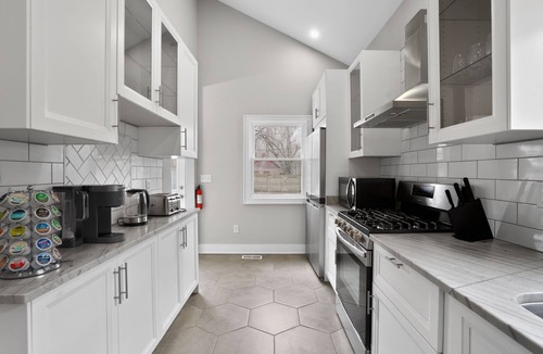 Meridian-Kessler House | Bright Bungalow in Prime Location Meridian Kessler
