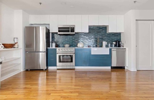North Downtown Apartment | Bright Downtown Studio w/Full Kitchen+King Bed
