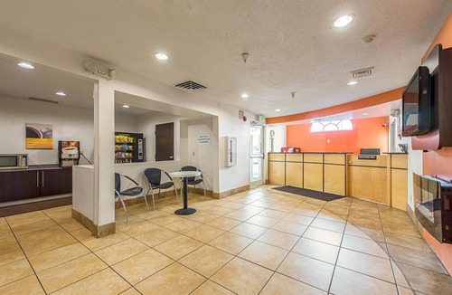 Indianapolis Hotel | Budget-Friendly, Charming Room w/Granite Counters Near Holliday Park – 6 Miles