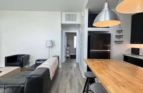 Kennedy King Apartment | Carrollton Collection: The Tree House - 2BR Guesthouse Near Downtown + Parking