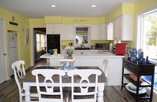 Chincoteague House | Casa dell' Isola-Canalfront w/Pool Table, Fire Pit, Kayaks & Paddleboards