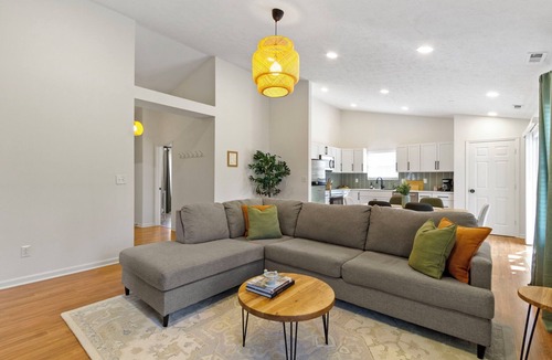 Indianapolis House | Casa Verde -Single-Story, Huge backyard, Baby crib