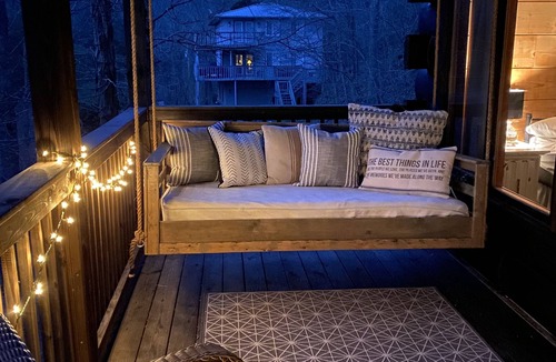 Silver Point Cabin | CENTER HILL XL CABIN min to I-40 Lake views all year walkable Hurricane Marina